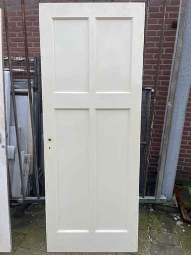 Paneeldeur 4 vakken verticaal. Ca 83 cm bij 211 cm.