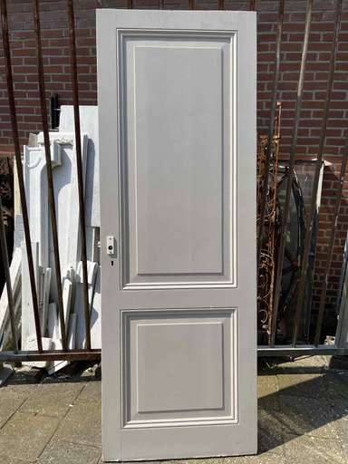 Antieke grenen paneeldeur 2 vakken. Ca. 78 cm breed en 219 cm hoog. De deur verkeerd in goede staat.
