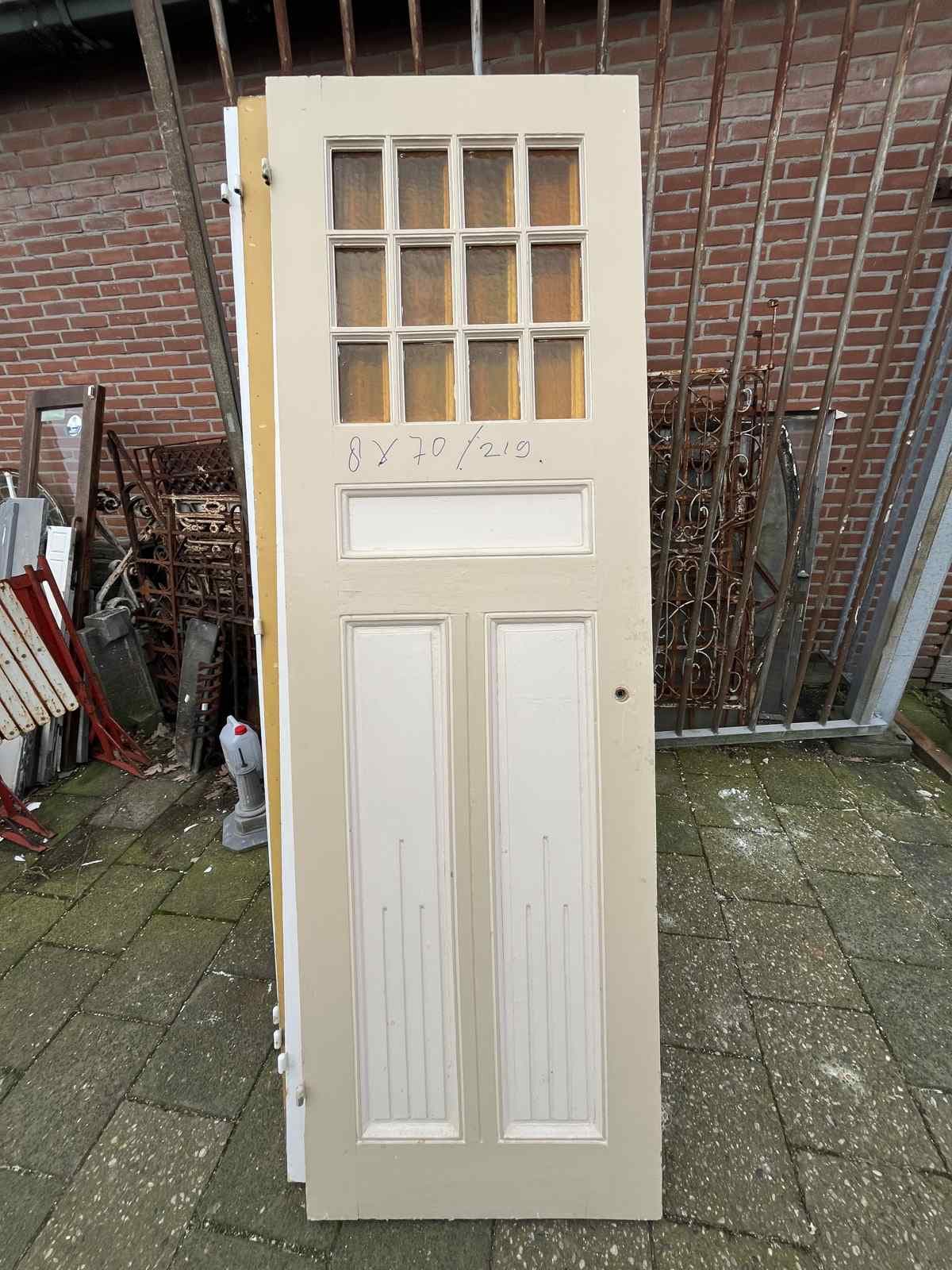 Set van 9 identieke paneeldeuren. De deuren bestaan uit 3 panelen en kleine ruitjes. De afmetingen zijn ca 70 x 219