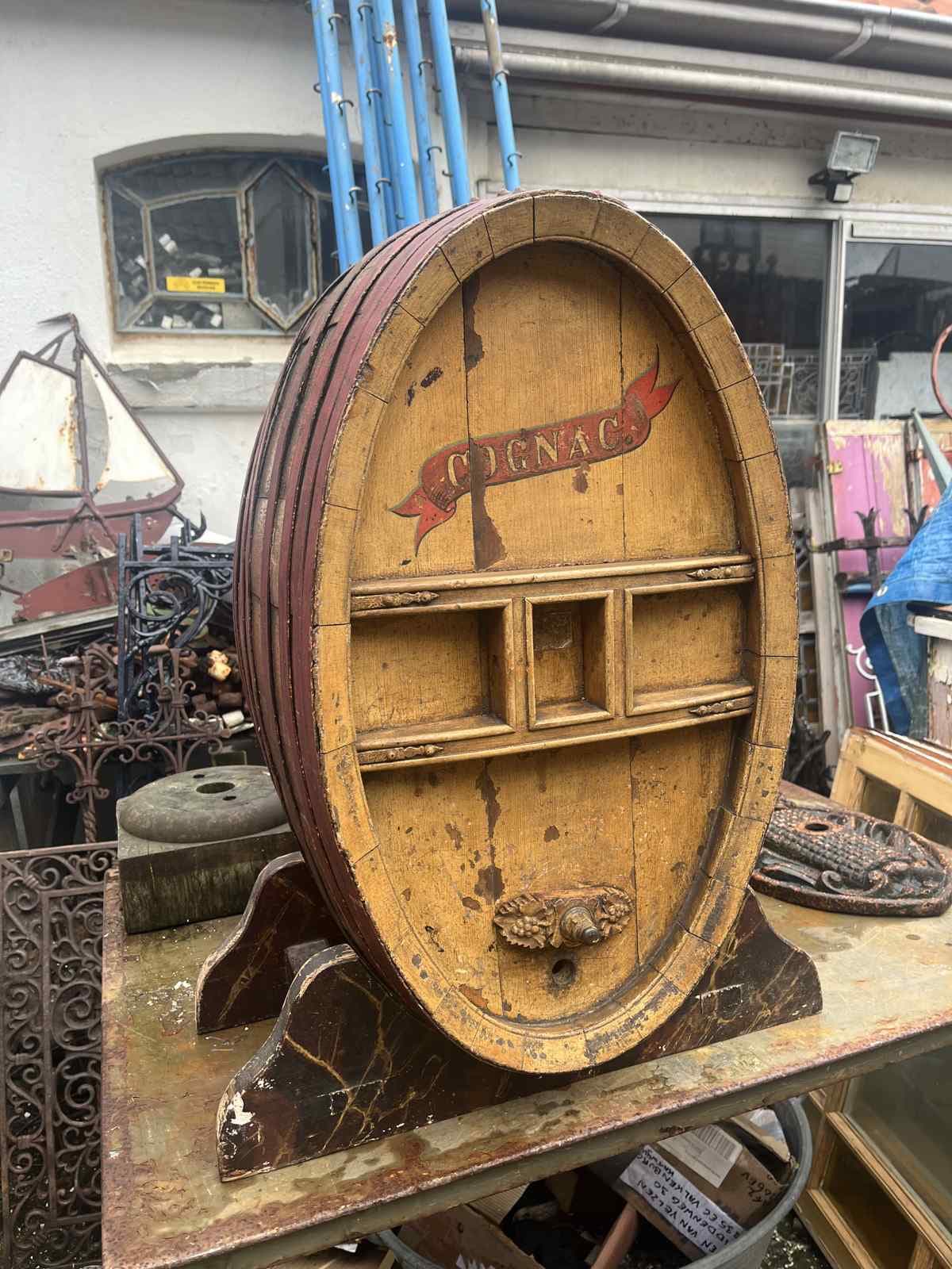 Antiek cognac vat inclusief onderstel.