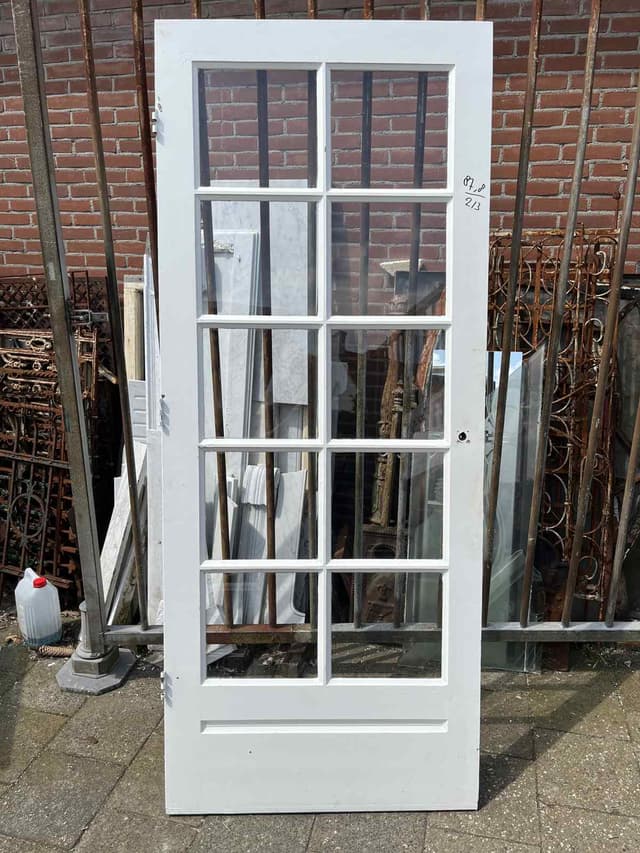 Grenen paneeldeur met glas. In zeer goede staat. Ca. 88 cm breed en 213 cm hoog.