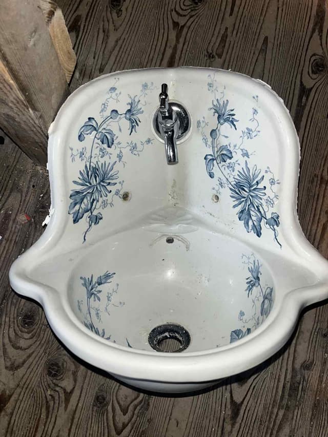 Blauw beschilderd hoekfonteintje.