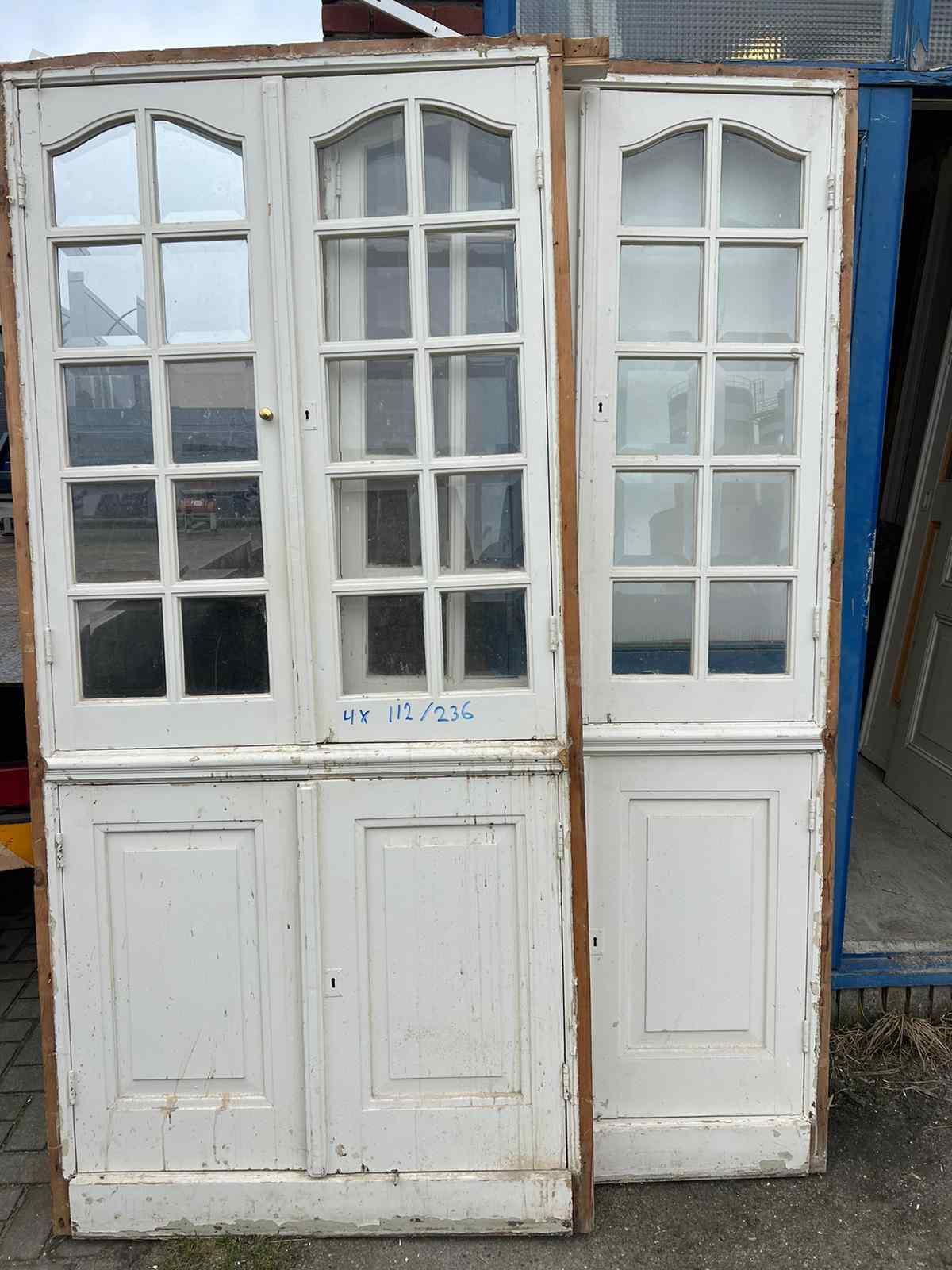 Oude deuren voor een kast met glas.