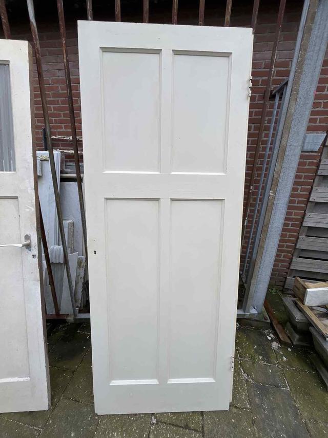 Bruynzeel paneeldeur 4 vakken. Meerderen deuren op voorraad. Neem gerust contact op voor de actuele voorraad. Ca 83 cm bij 211 cm