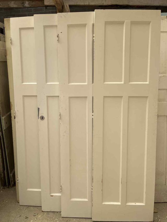 4 deuren met 4 panelen van 62.5 cm breed bij 210 cm hoog