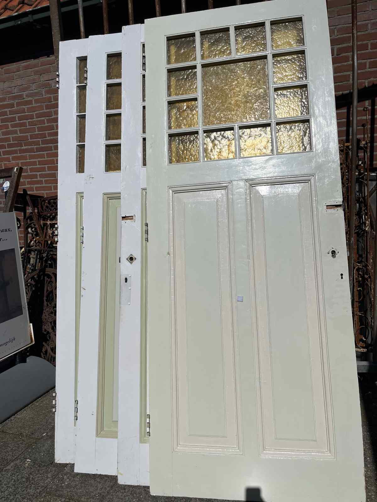 Partij paneeldeuren met glas