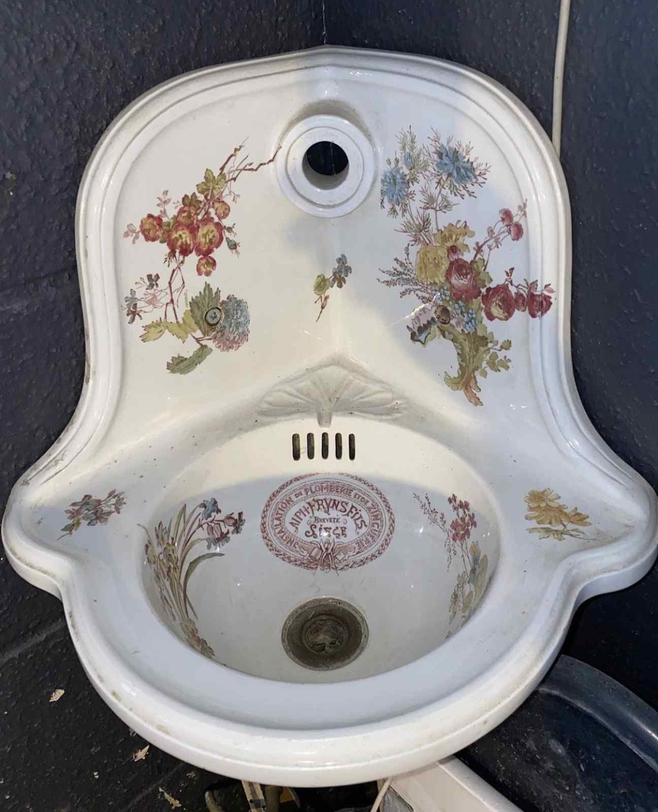 Beschilderd antiek fonteintje