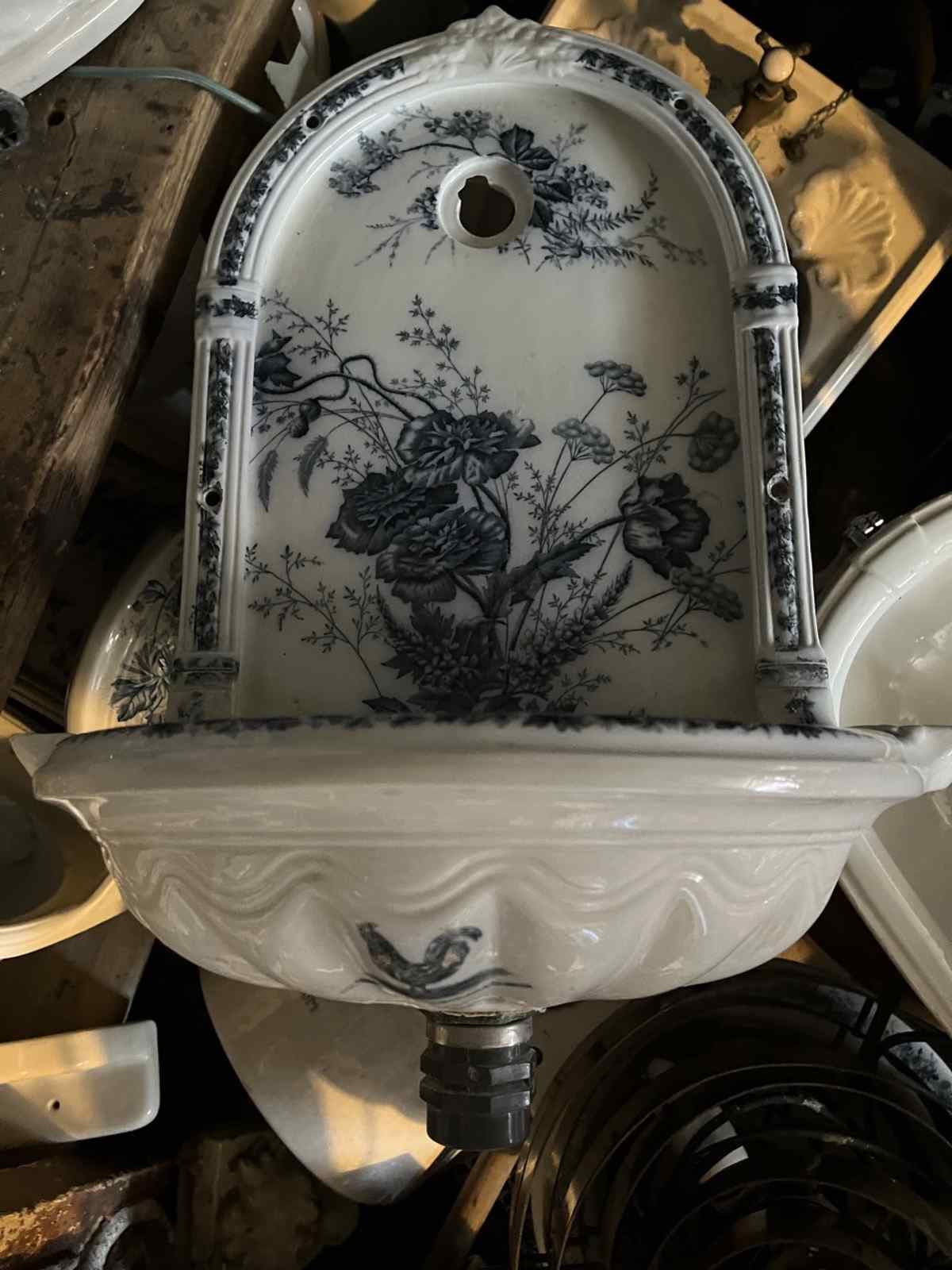 Oud fonteintje met bloemen decoratie