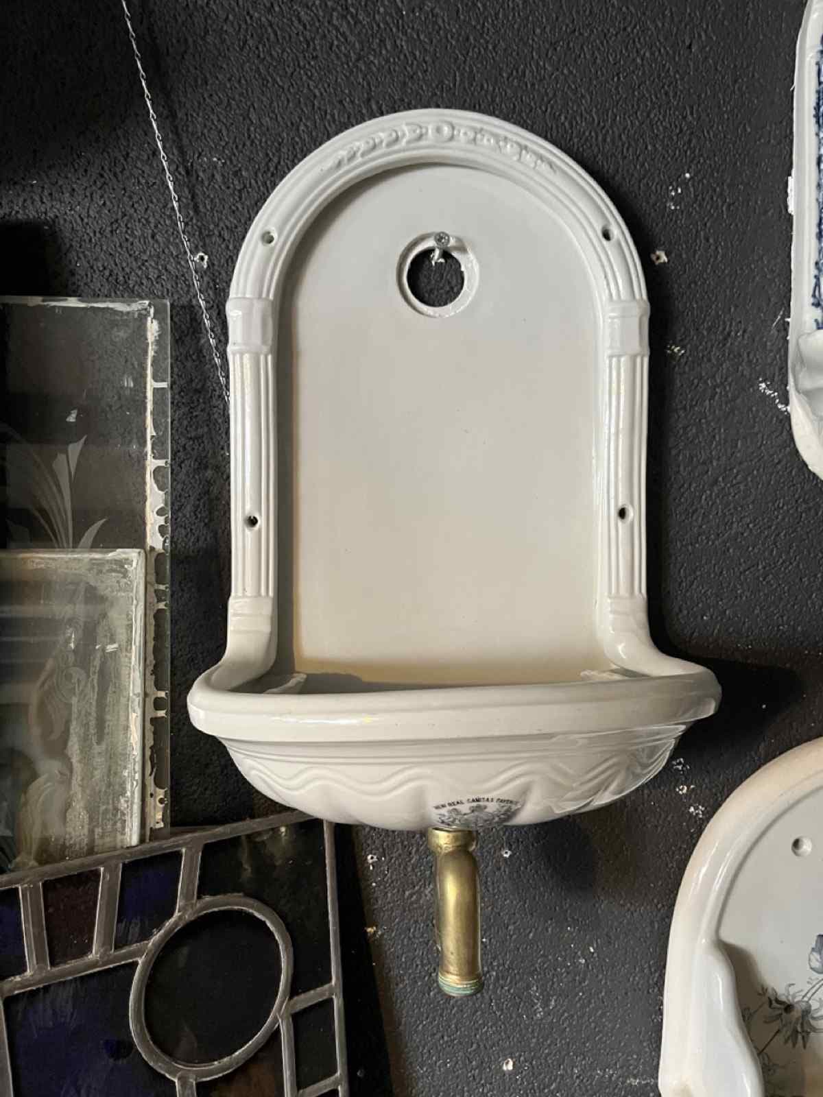 Porseleinen fonteintje met hoge achterkant