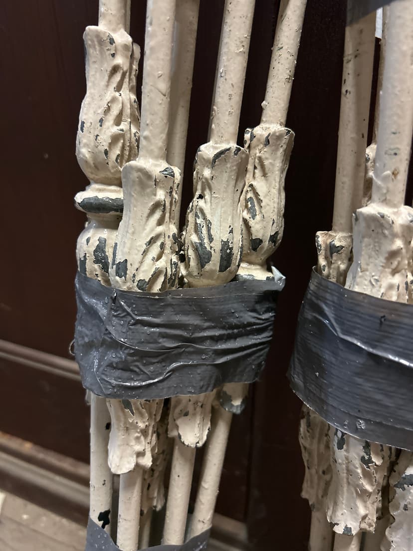 18 antieke gietijzeren trapspijlen. Ca. 72 cm lang. 1