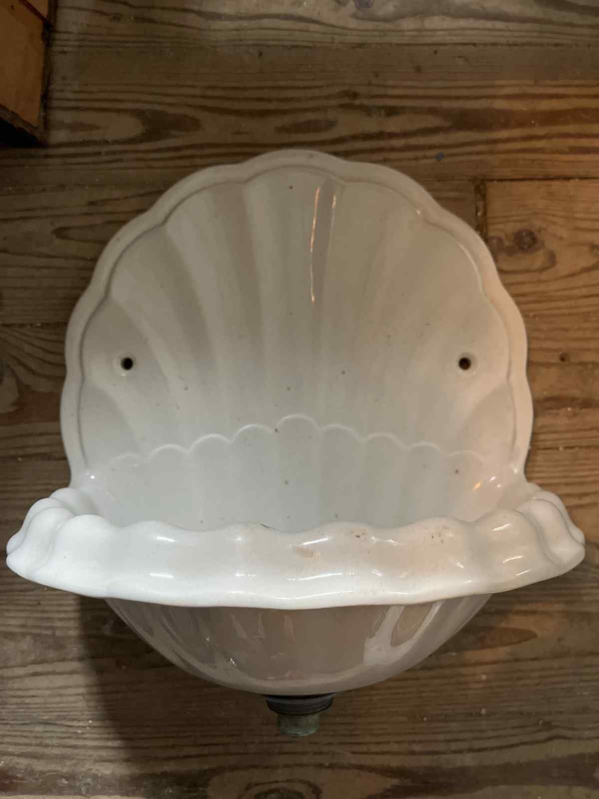 Oud porseleinen fonteintje