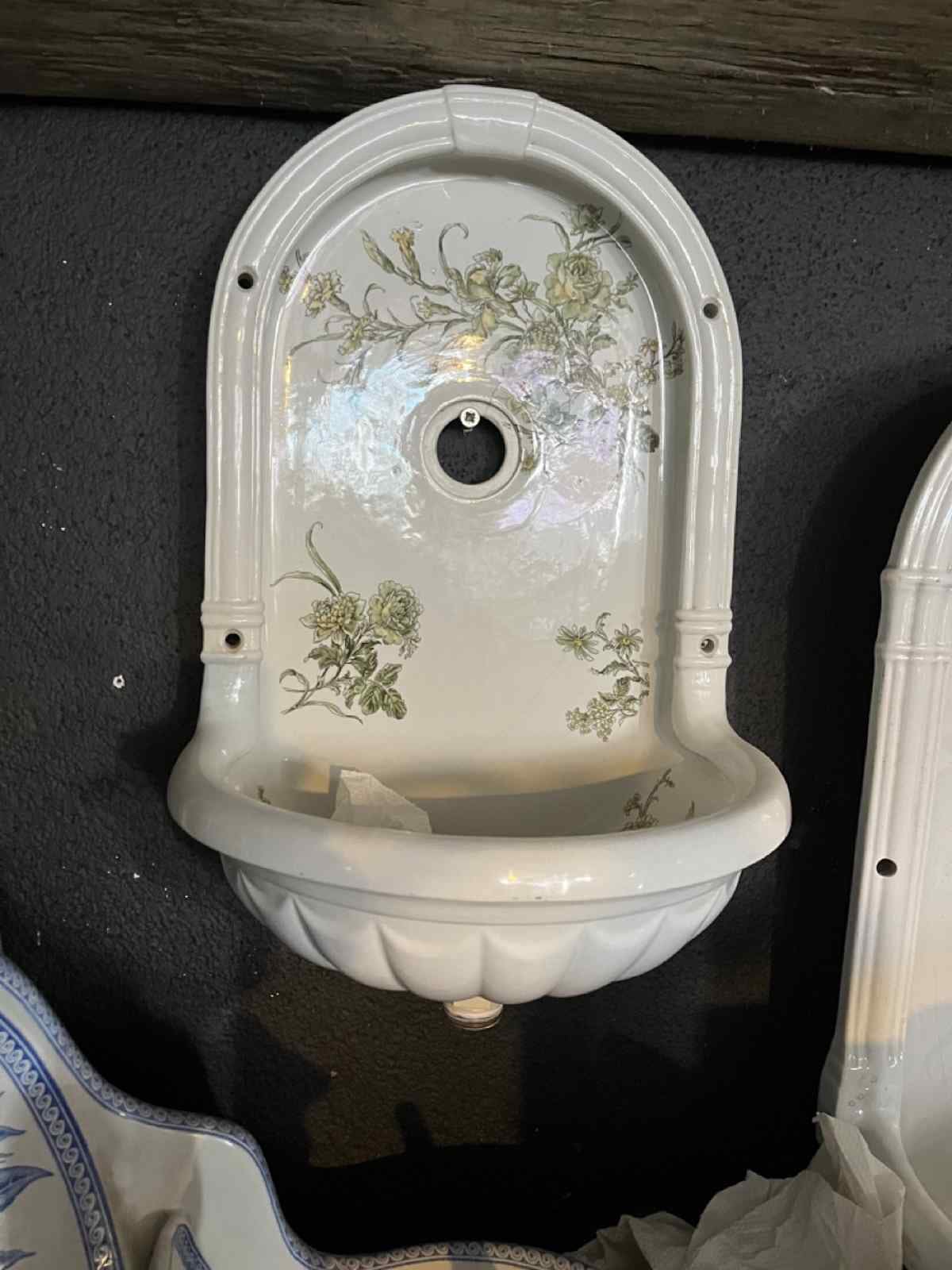 Antiek fonteintje met groene decoratie