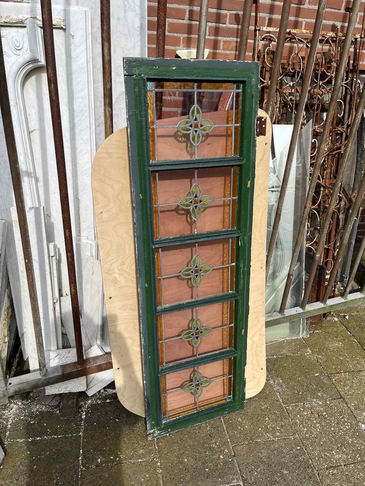 Antiek glas in lood raam met roede verdeling