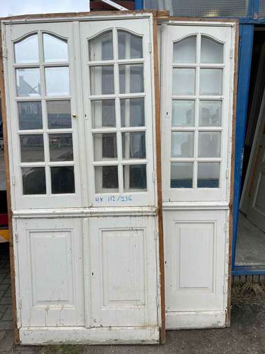 Oude deuren voor een kast met glas.
