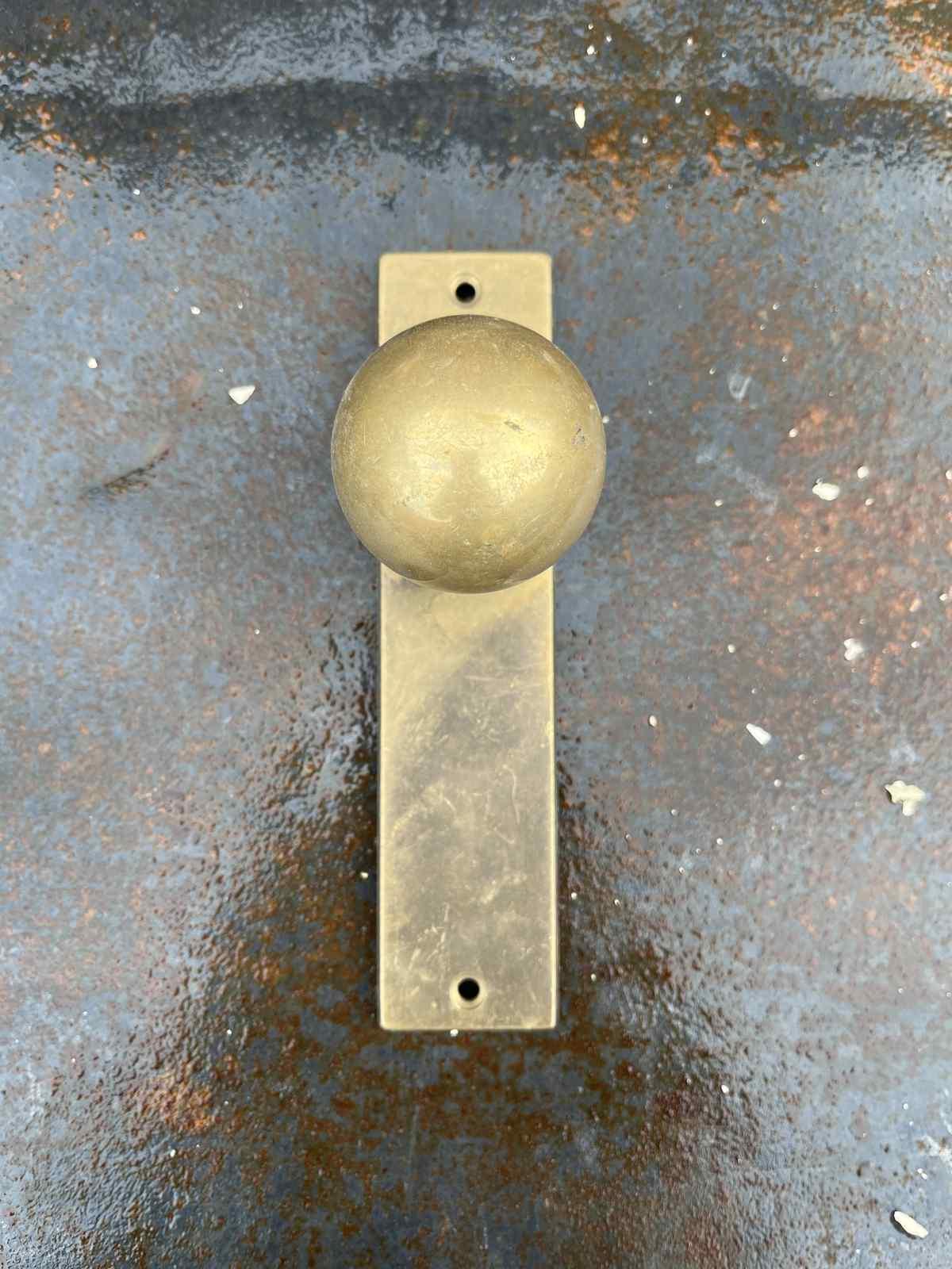 Antieke messing deurknop in goede staat.