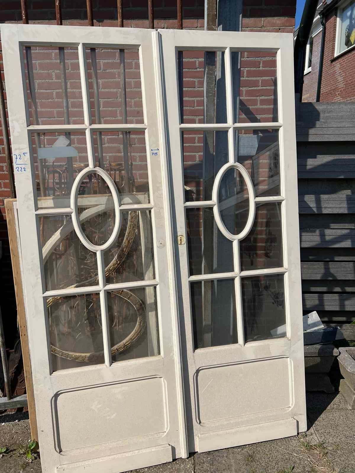 Set klapdeuren met glas met een totale breedte van 145 cm