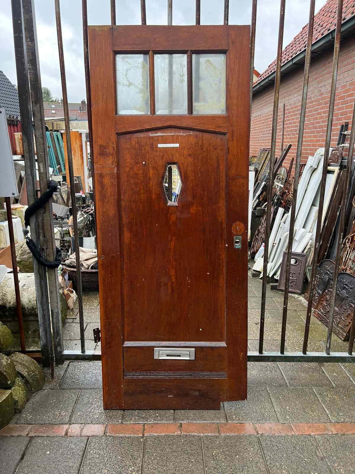 Unieke antieke voordeur met glas