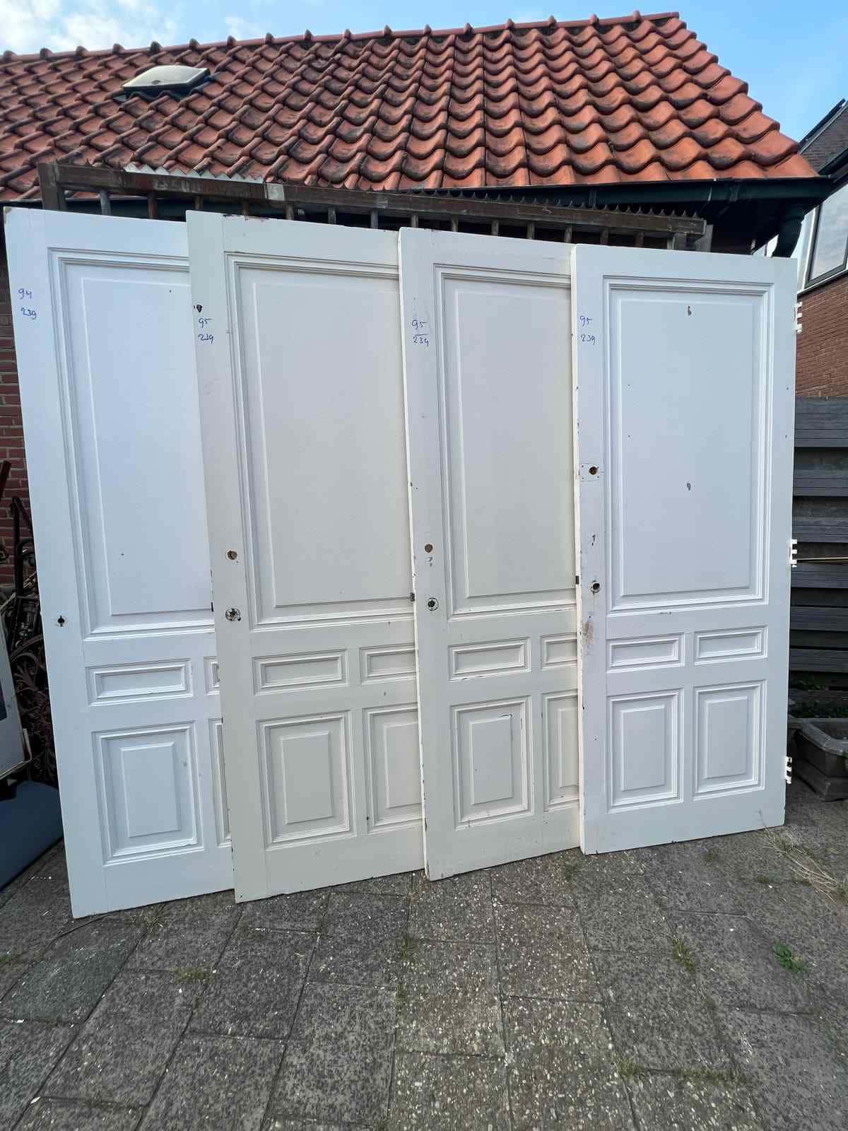 4 identieke paneeldeuren