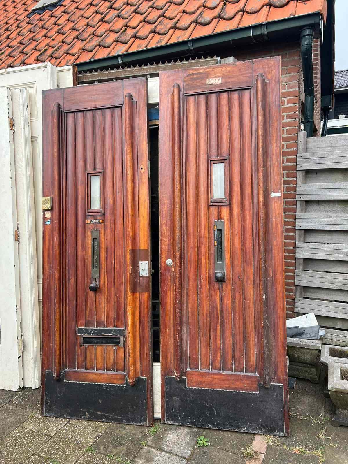Hardhouten voordeuren