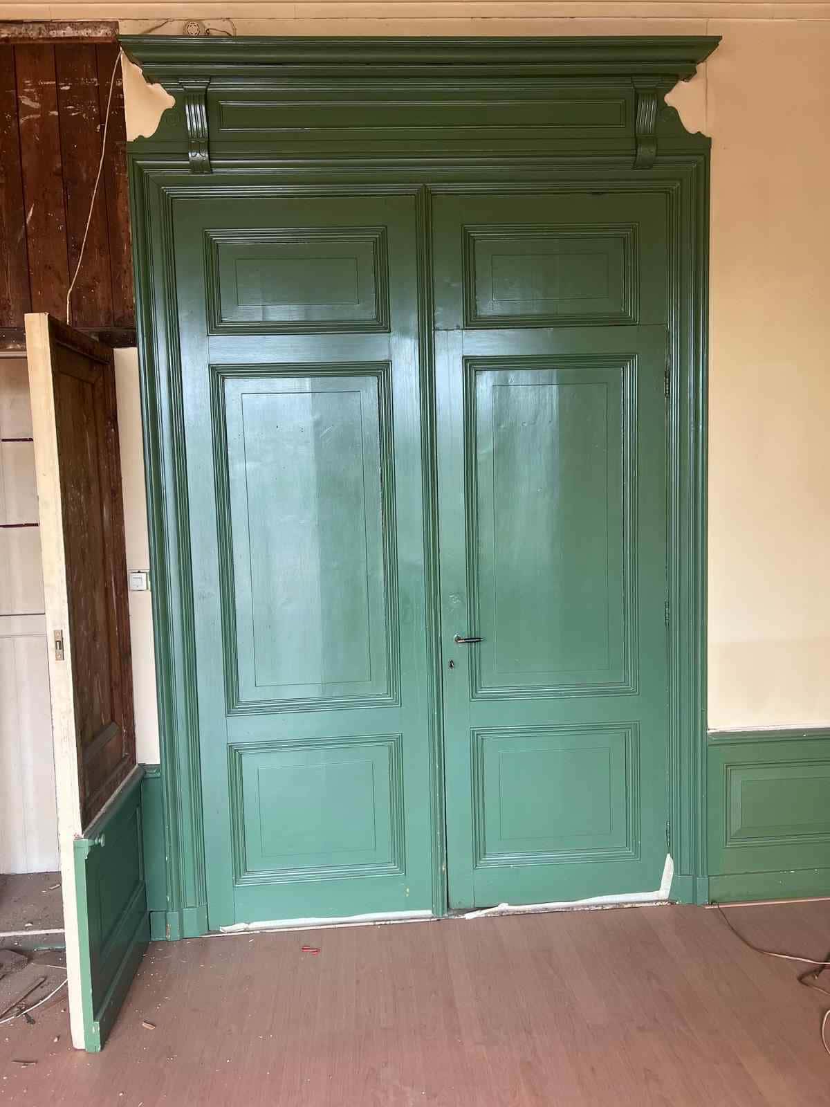 Paneeldeur inclusief architraaf