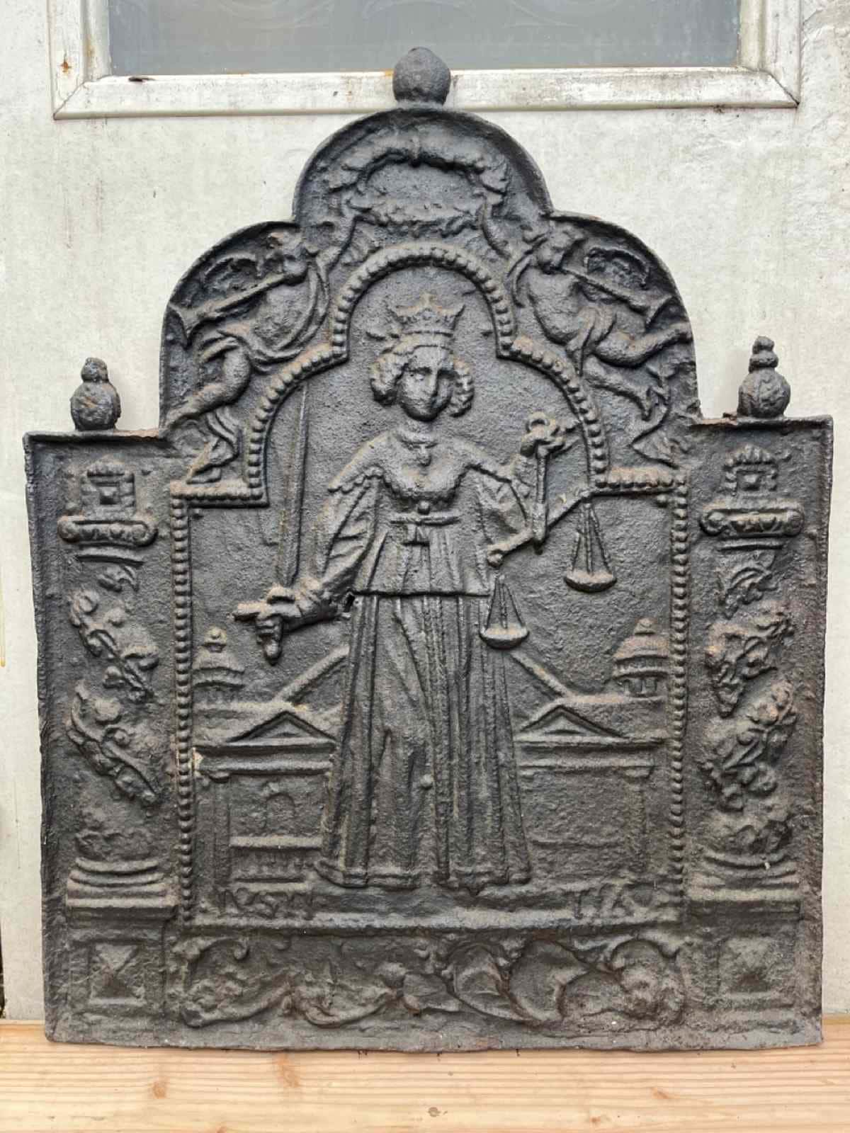 Oude haardplaat Vrouwe Justitia