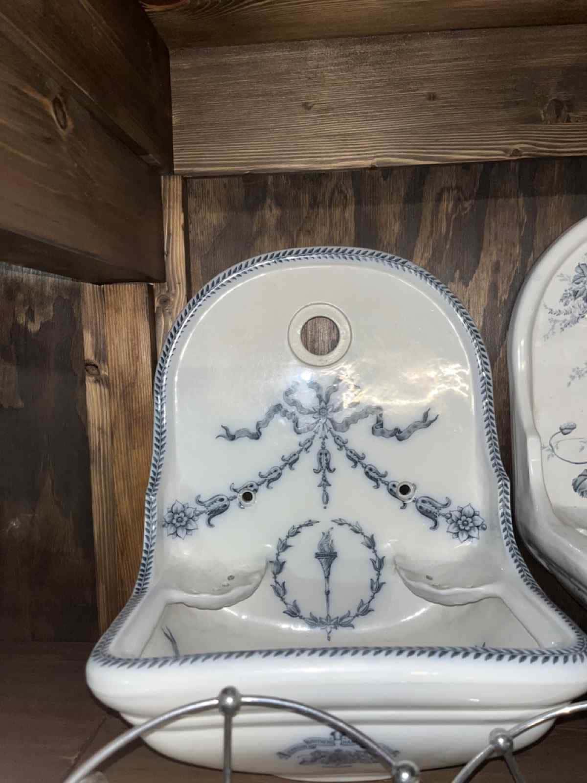 Antiek fonteintje met zeepbakjes