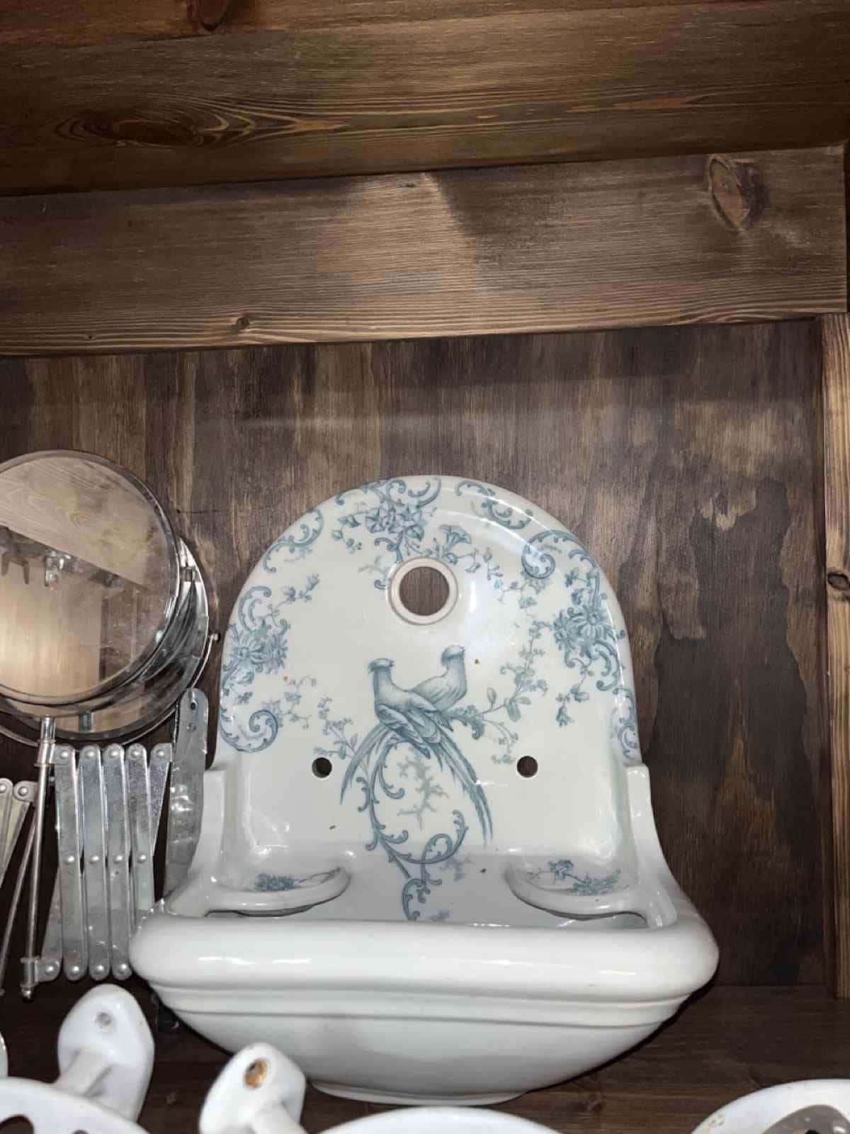 Gedecoreerd fonteintje met zeepbakjes