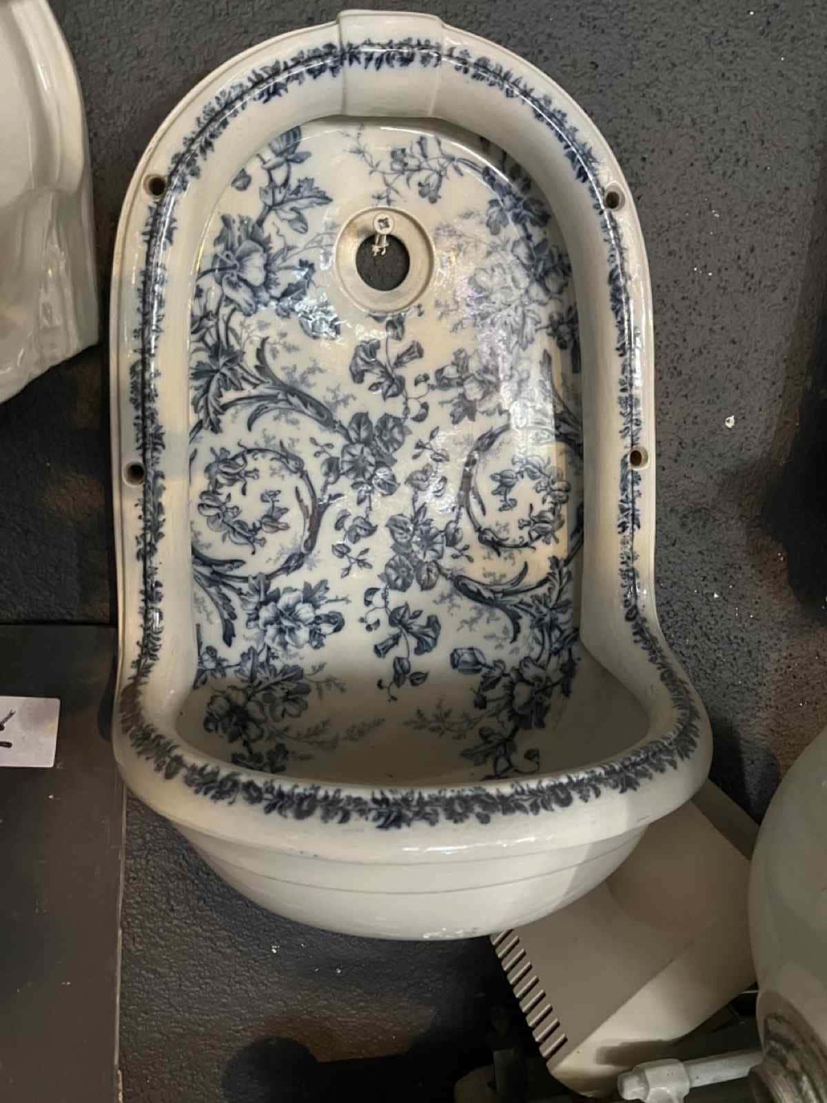 Blauw gedecoreerd antiek fonteintje
