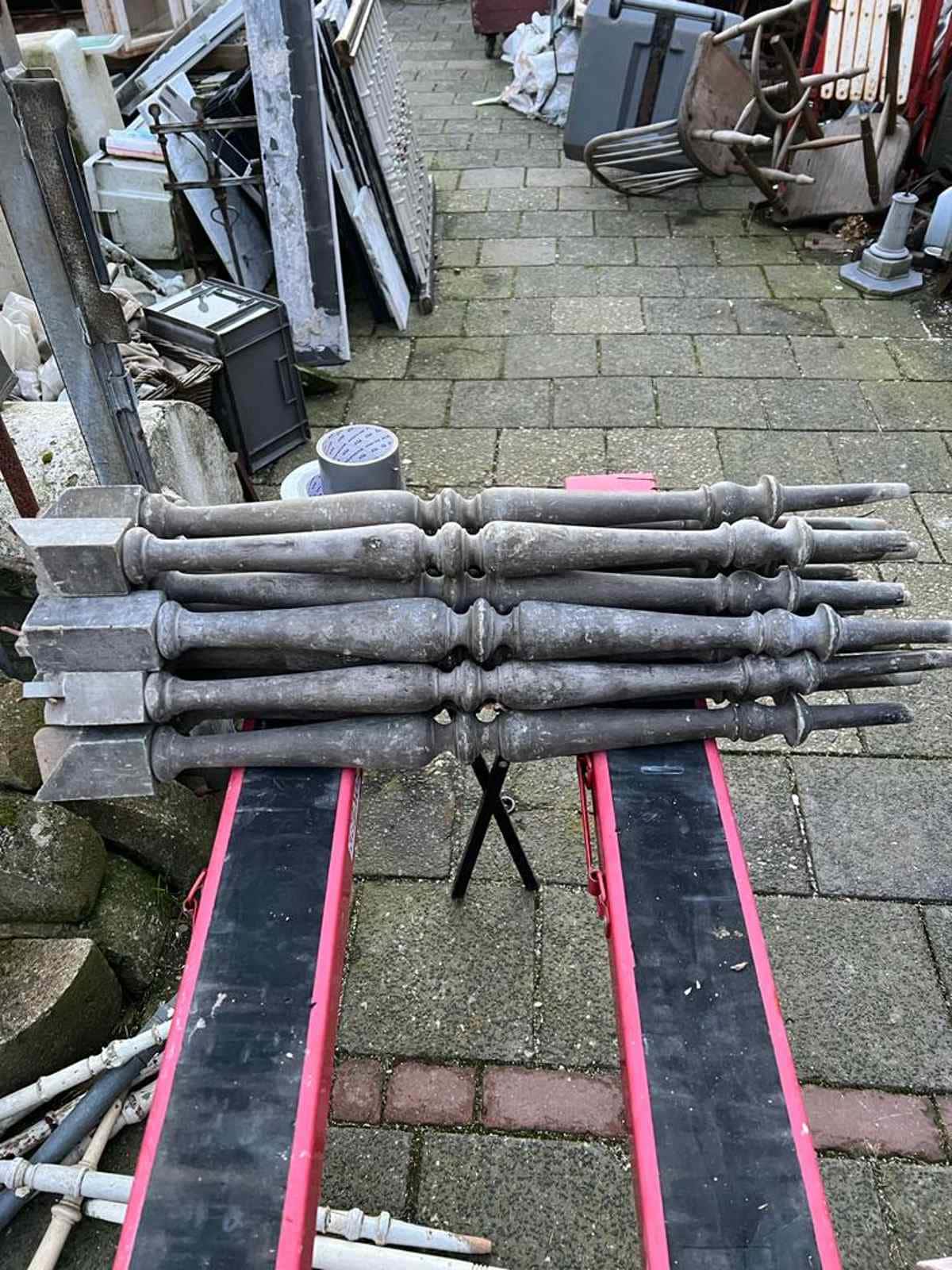 Oude houten trapspijlen