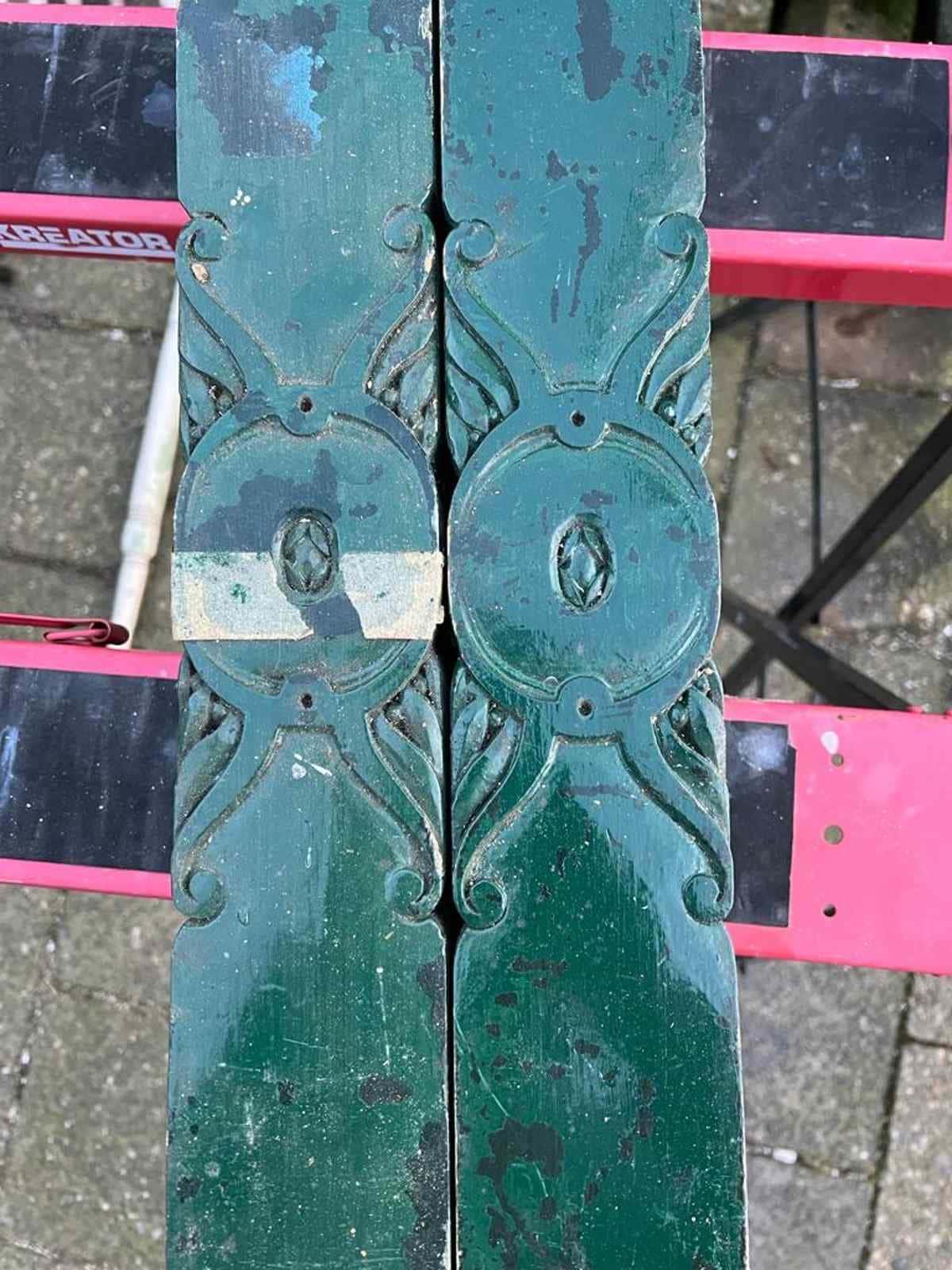 Vlakke oude trapspijlen