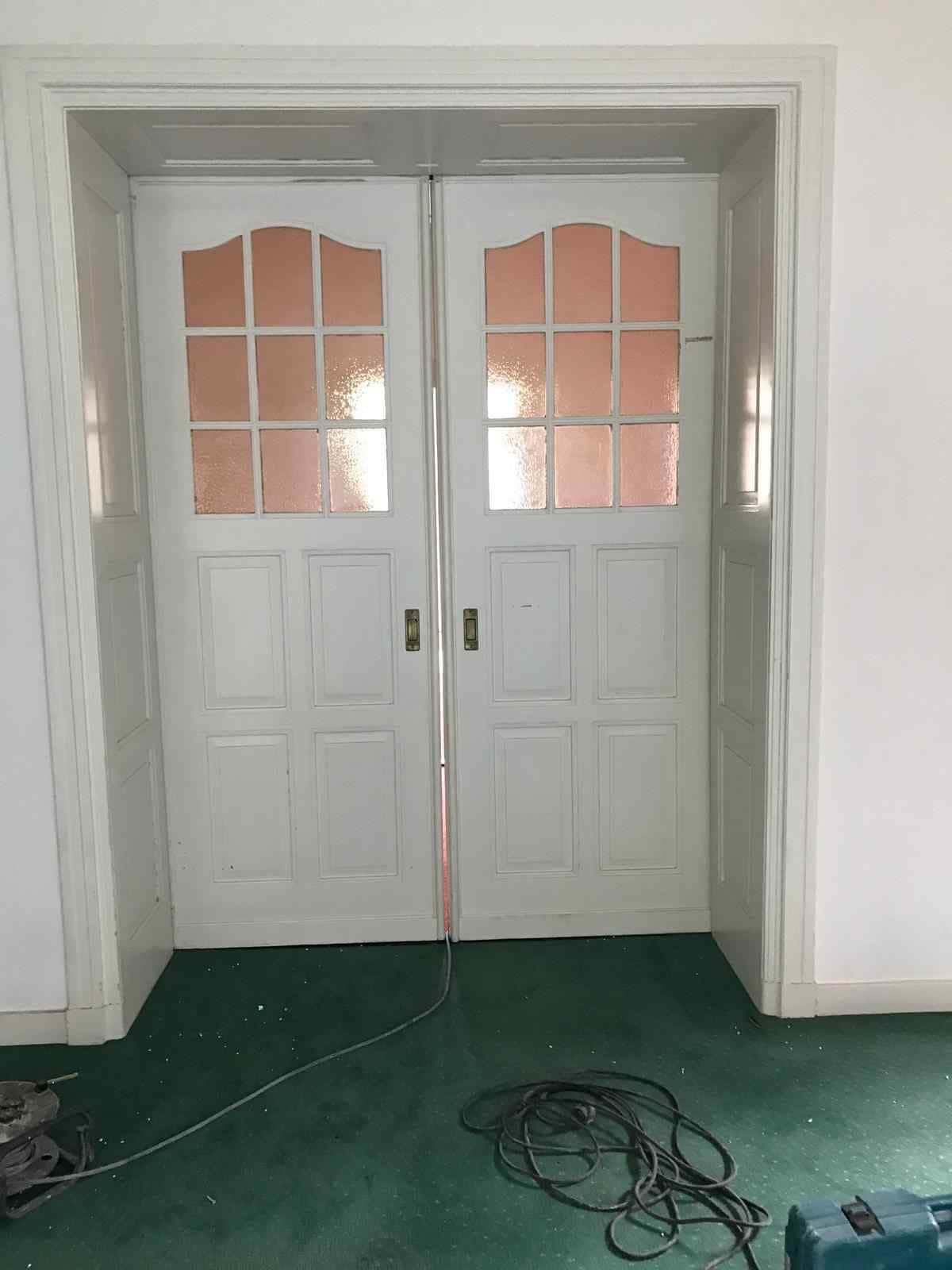 Oude getoogde kamer en suite deuren