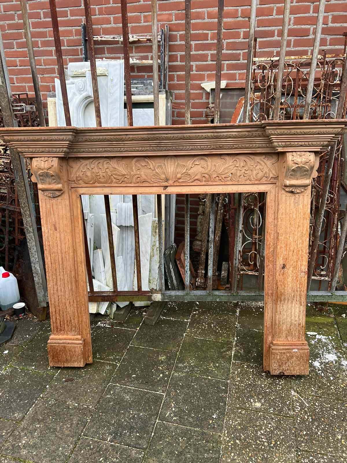 Houten gedecoreerde schouw