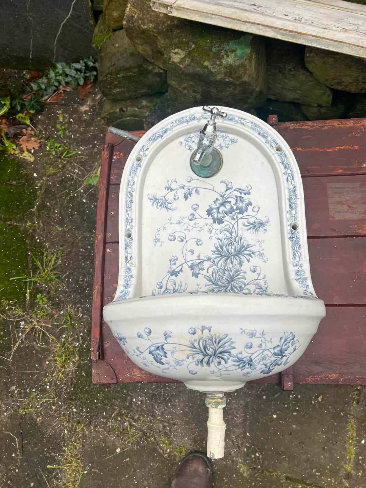 Antiek beschilderd fonteintje