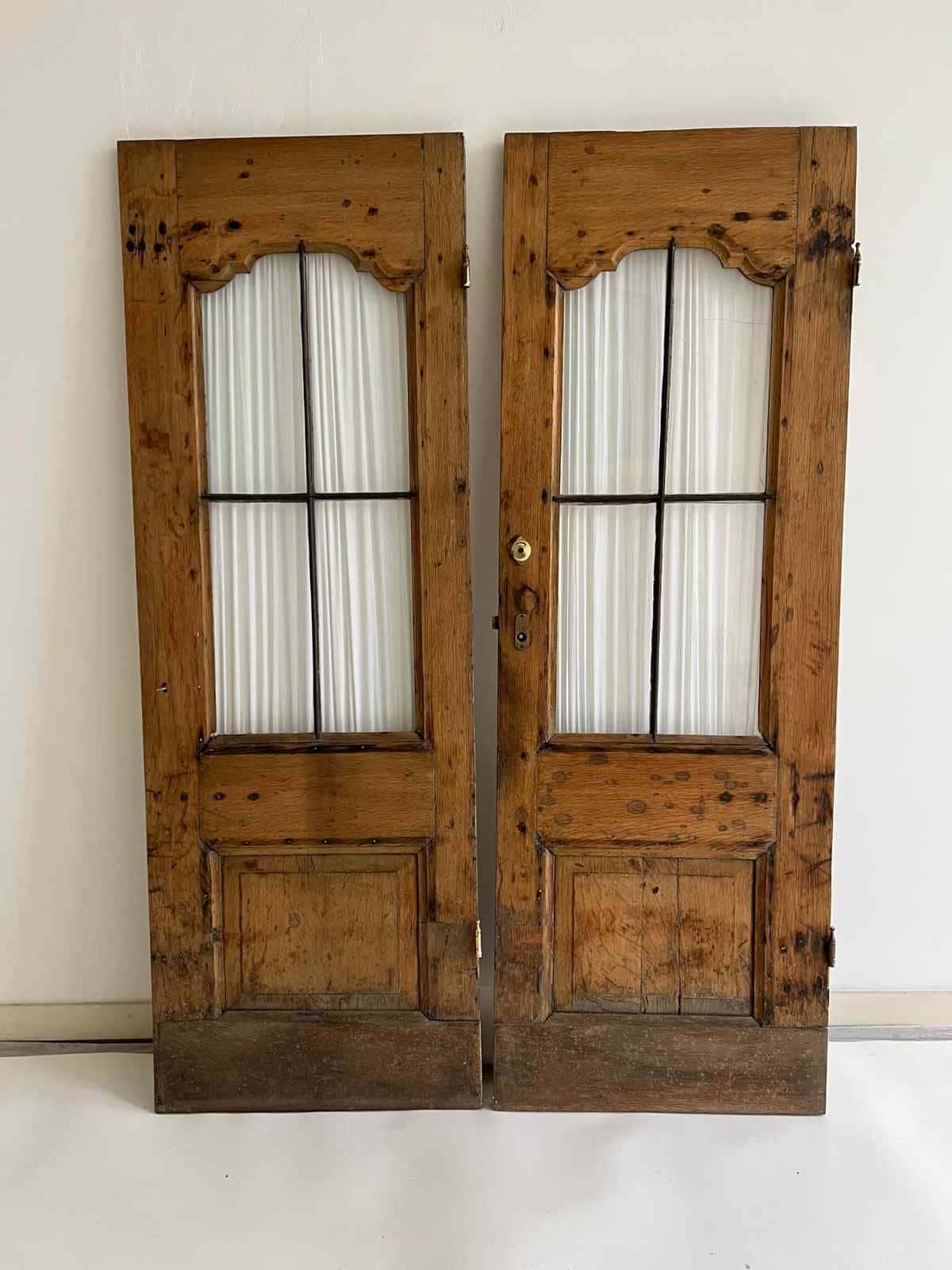 Oude paneeldeuren met glas
