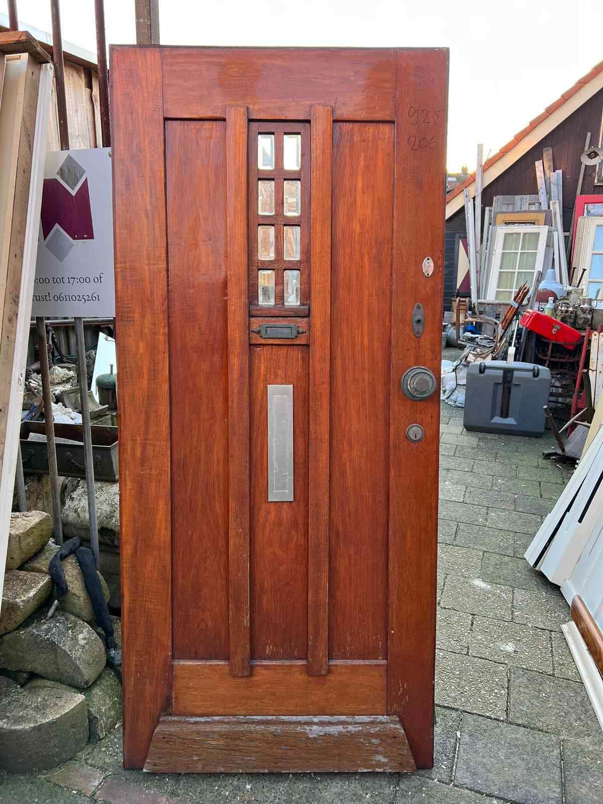 Antieke voordeur met kleine ruitjes