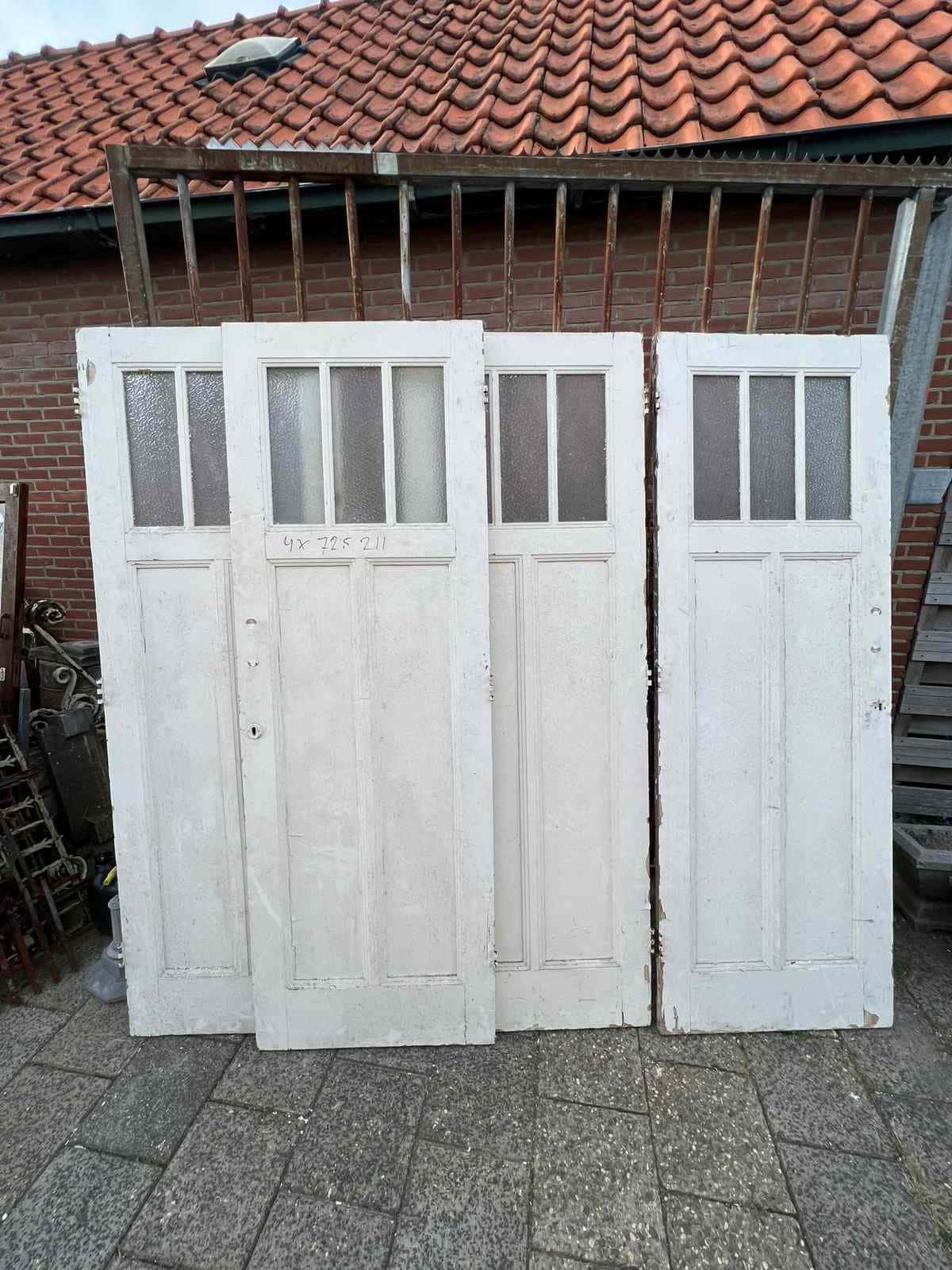 Oude paneeldeuren met glas