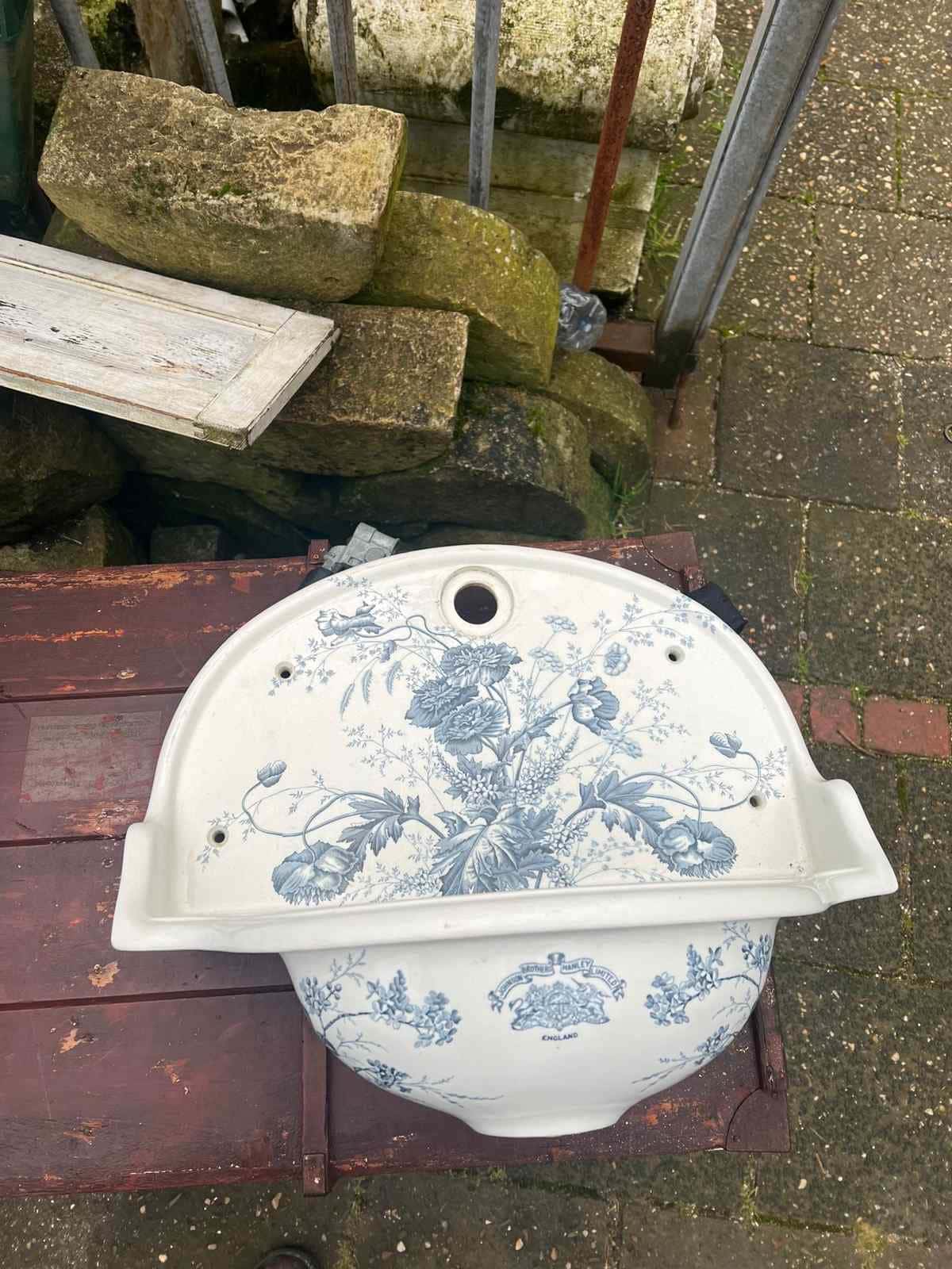 Antiek fonteintje met ronde achterplaat