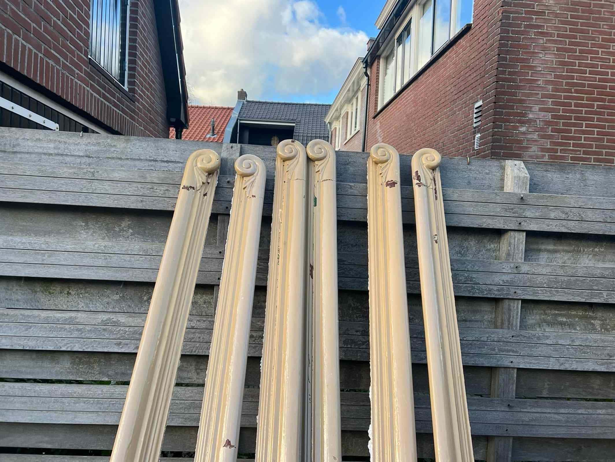 Partij trapleuningen met eindkrullen