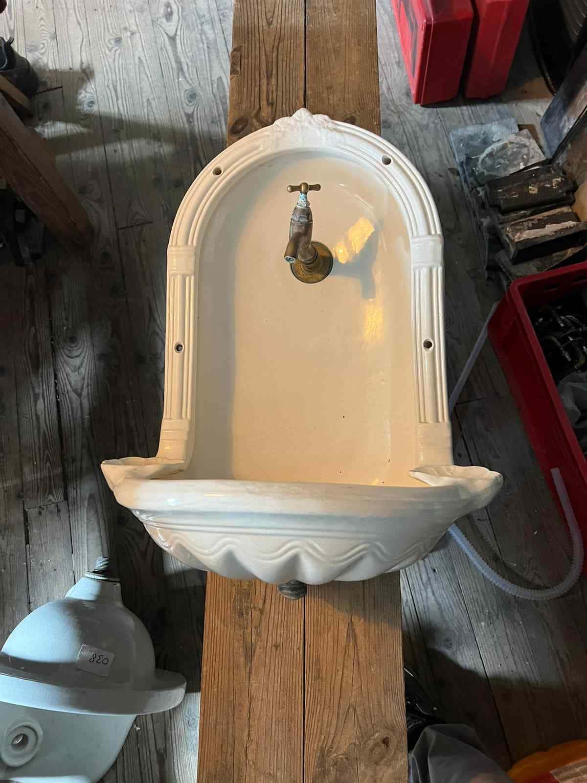 Antiek fonteintje met achterplaat