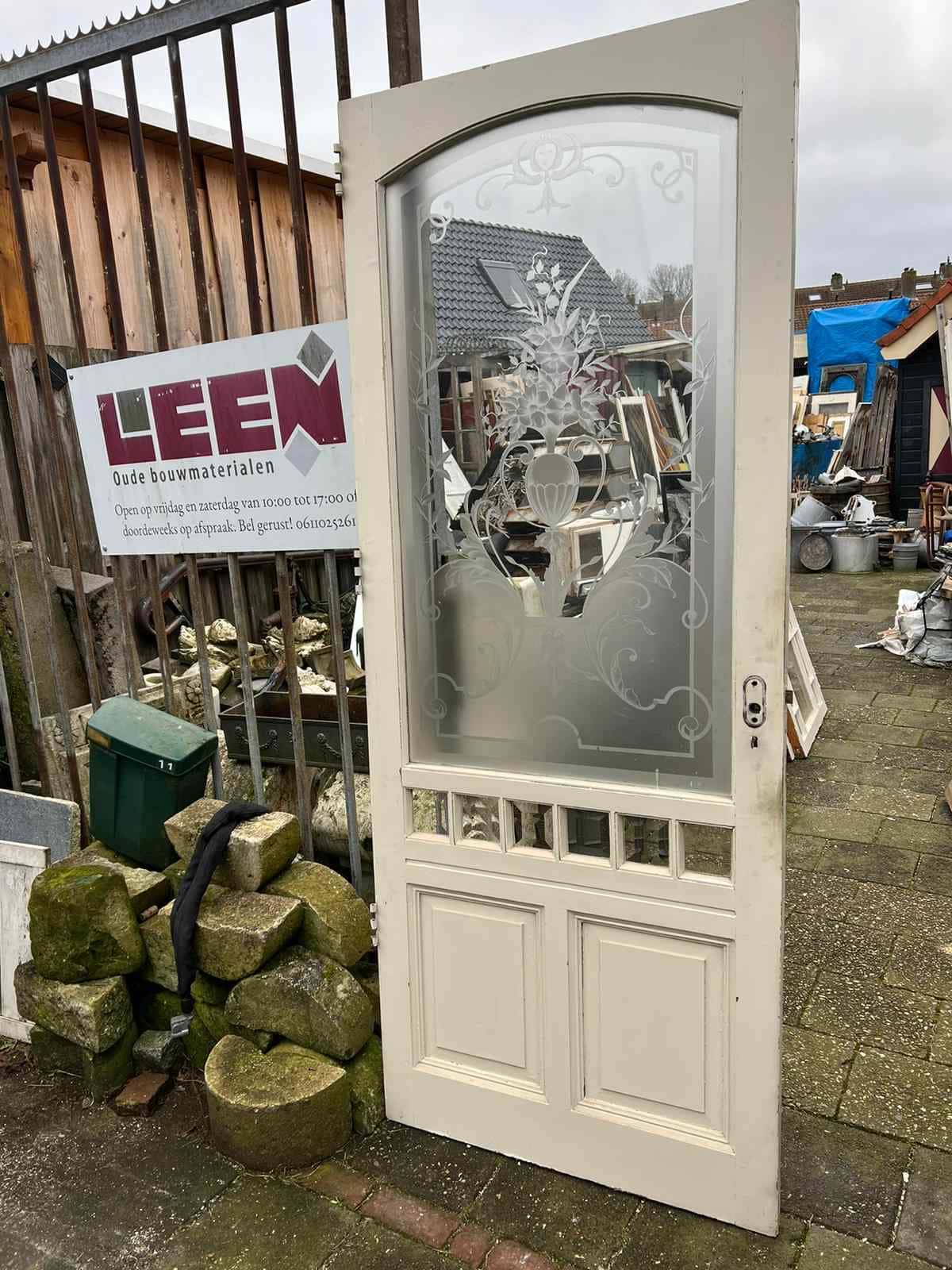 Antieke portaal deur met geëtst glas