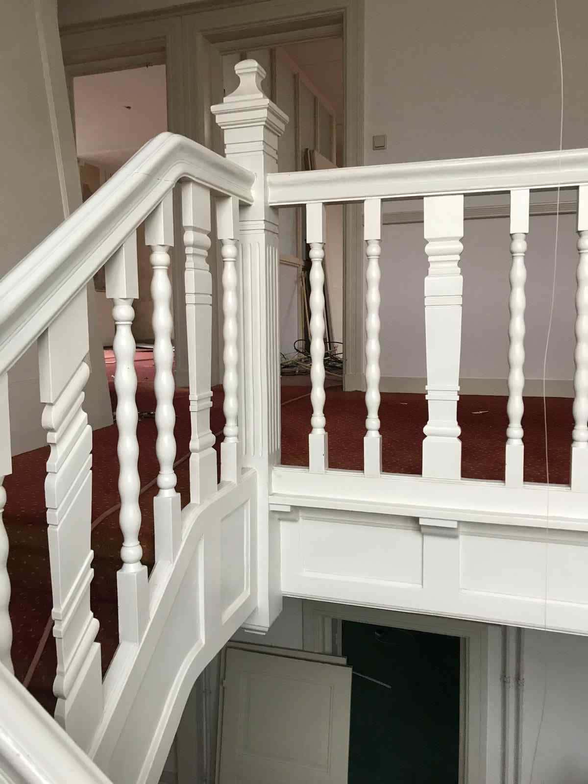 Antieke trap inclusief spijlen, leuningen en baluster