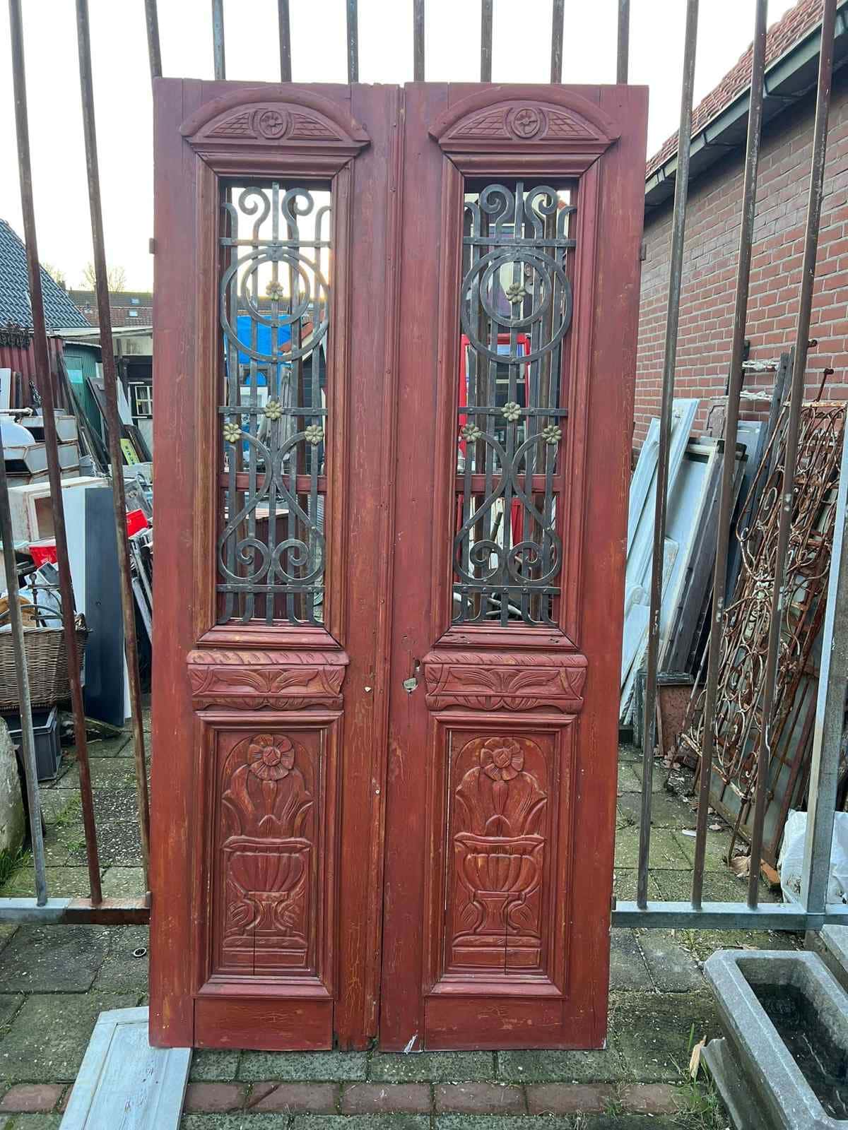 Oude voordeur met gietijzeren rooster