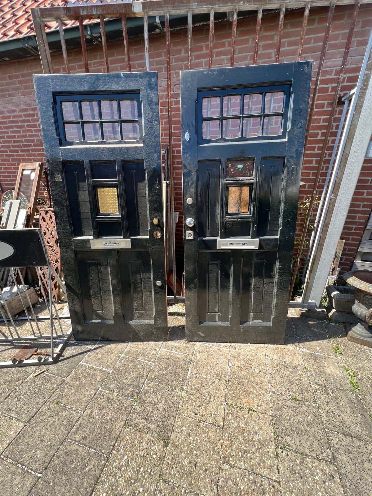 2 identieke voordeuren