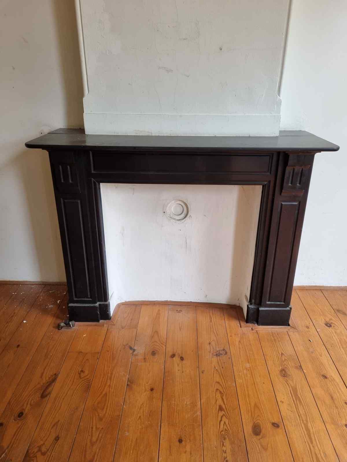 Zwart marmeren schouw — Oude zwart marmeren schouw