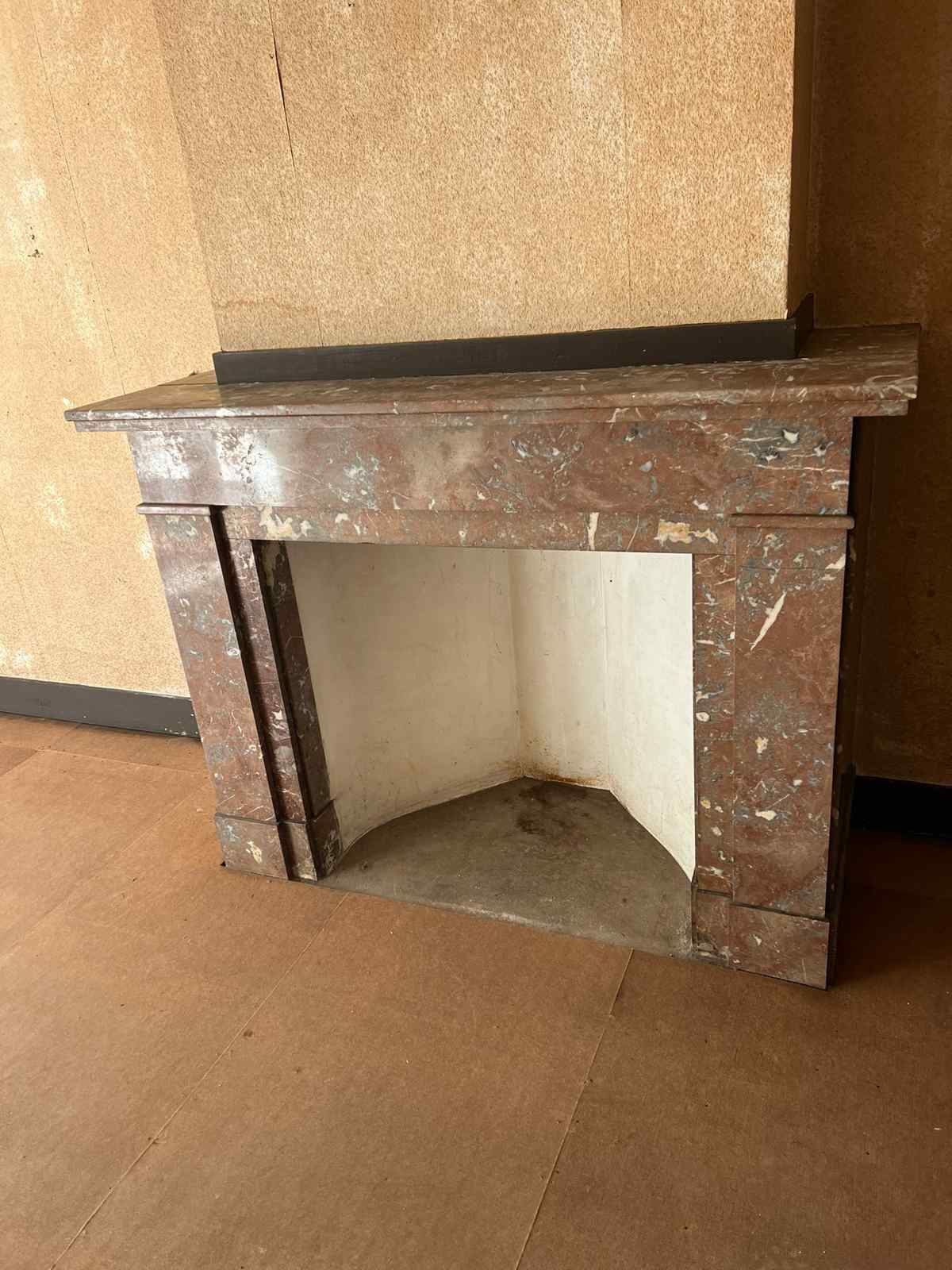 Antieke Marmeren Haardmantel in Klassieke Stijl — Productbeschrijving: Deze elegante antieke haardmantel is vervaardigd uit…