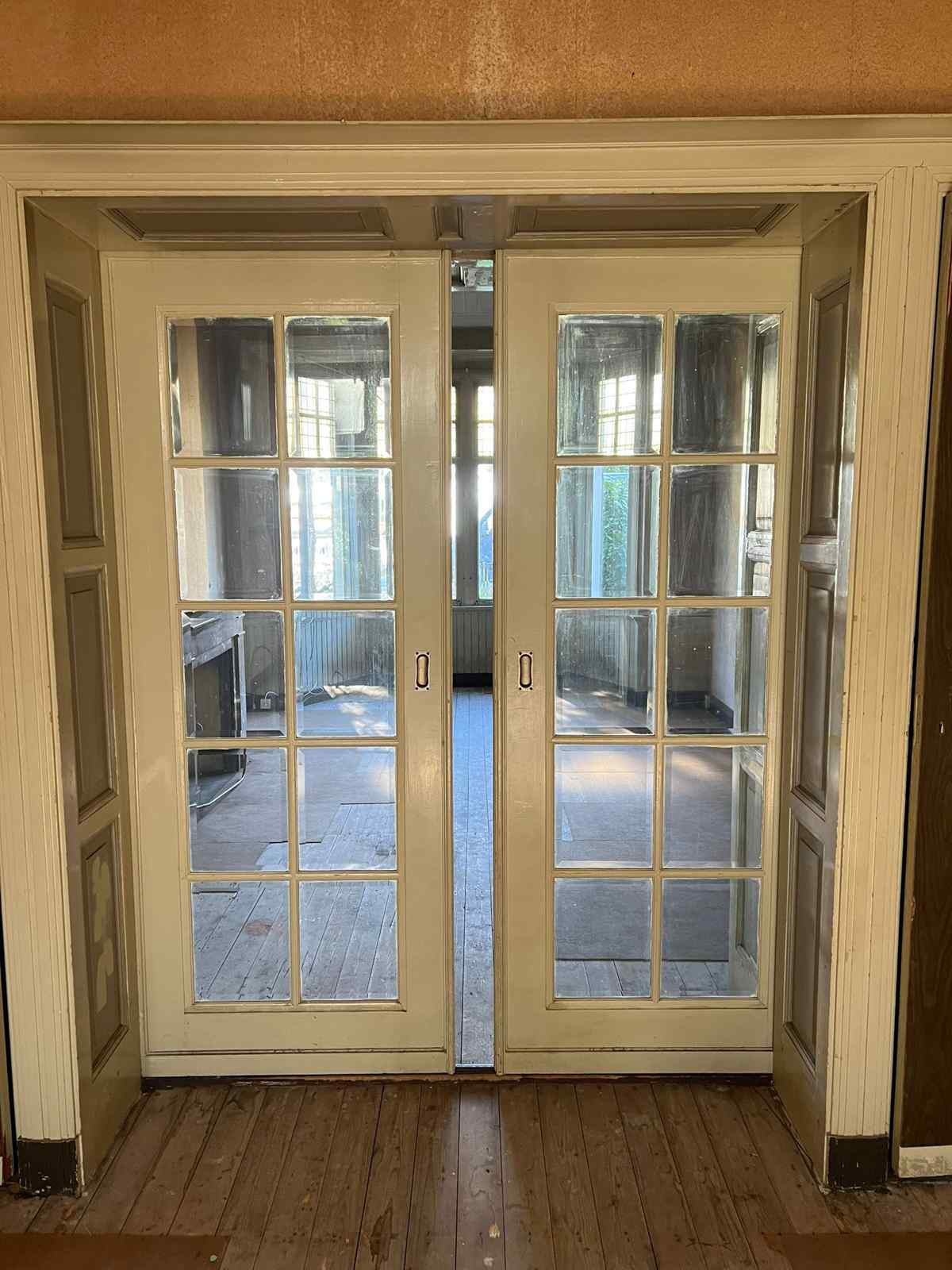 Ensuite deuren set met blank glas — Kamer en suite deuren met blank glas.