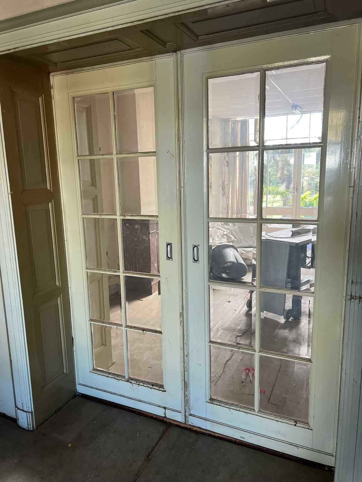 Kamer en suite deuren met roedeverdeling — Set antieke kamer en suite deuren met blank glas.