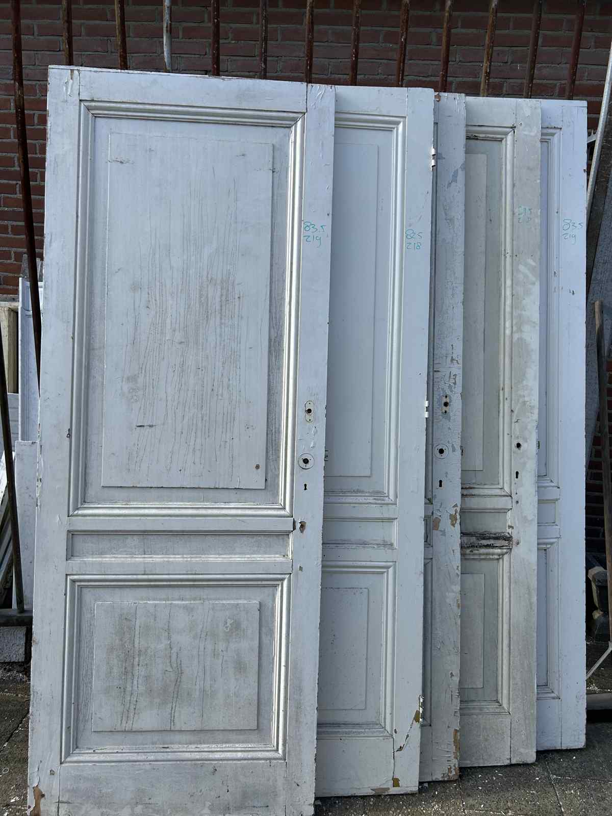 Serie antieke paneeldeuren met 2 vakken — De maten variëren van 77.5cm tot 83.5cm breed bij 219 cm hoog