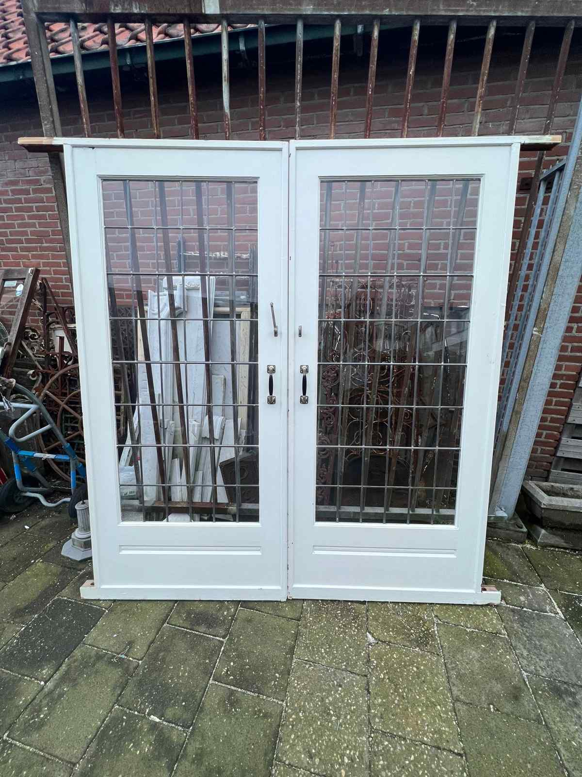 Suitedeuren glas in lood — Kamer en suite deuren met glas in lood. De deuren zijn 93 cm breed en 207 cm hoog.