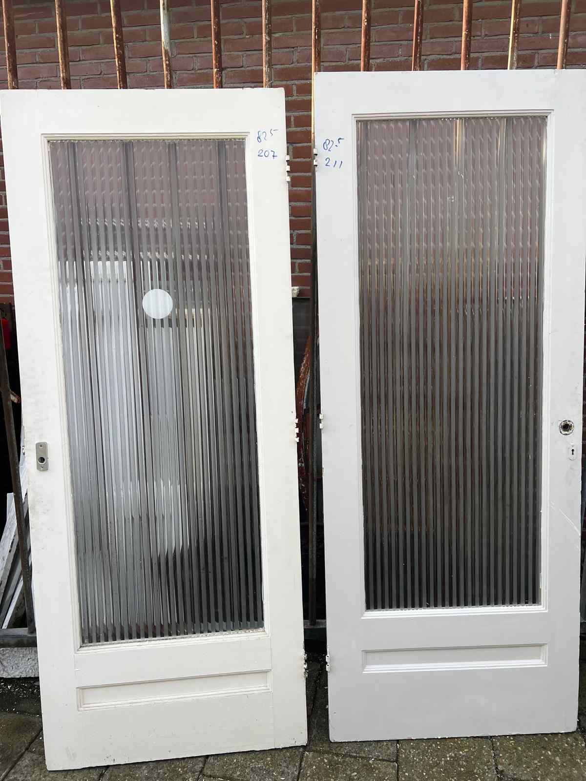 Antieke paneeldeuren met glas — De stijl van het glas in deze deuren wordt doorgaans aangeduid als "gegoten glas" of "ribbel…